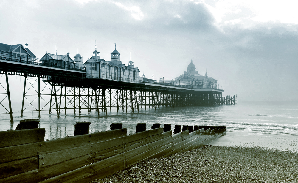 Saturday December 25th (2021) Eastbourne pier 8.53am Christmas Day width=